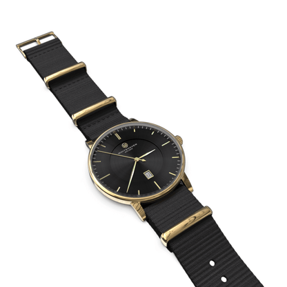 Montre Diamantina Whitehaven posée à plat avec bracelet NATO noir, cadran noir et boîtier doré