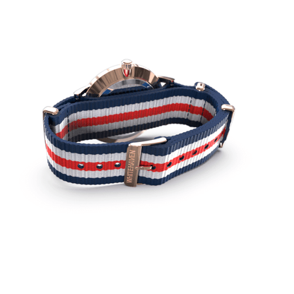 Vue arrière de la montre Dubbo avec boucle gravée Whitehaven et bracelet NATO tricolore
