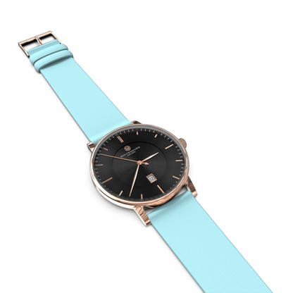 Montre Eldor posée à plat avec cadran noir et bracelet bleu clair — contraste raffiné et lumineux
