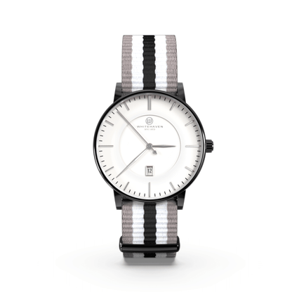 Montre femme Whitehaven Bendigo avec cadran blanc, aiguilles argentées, boîtier noir et bracelet NATO tricolore gris blanc noir – vue de face