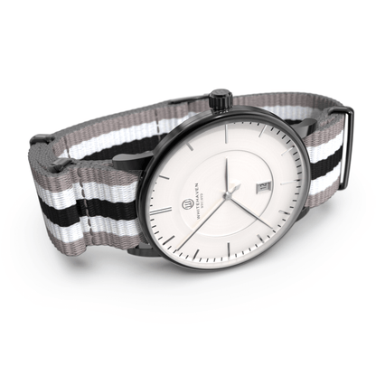Montre femme Whitehaven Bendigo avec cadran blanc et bracelet NATO en nylon noir blanc gris – vue en perspective