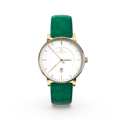 Montre femme Whitehaven Coral avec cadran blanc en vue frontale, finitions or et bracelet en velours vert