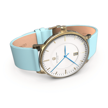 Montre Whitehaven Darling au cadran blanc et boîtier doré, bracelet cuir bleu pastel – vue en perspective