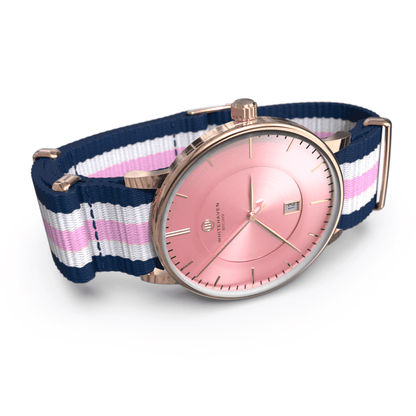 Montre Sunburry vue de profil avec cadran rose, boîtier or rose et bracelet NATO bleu, blanc et rose – style élégant et décontracté